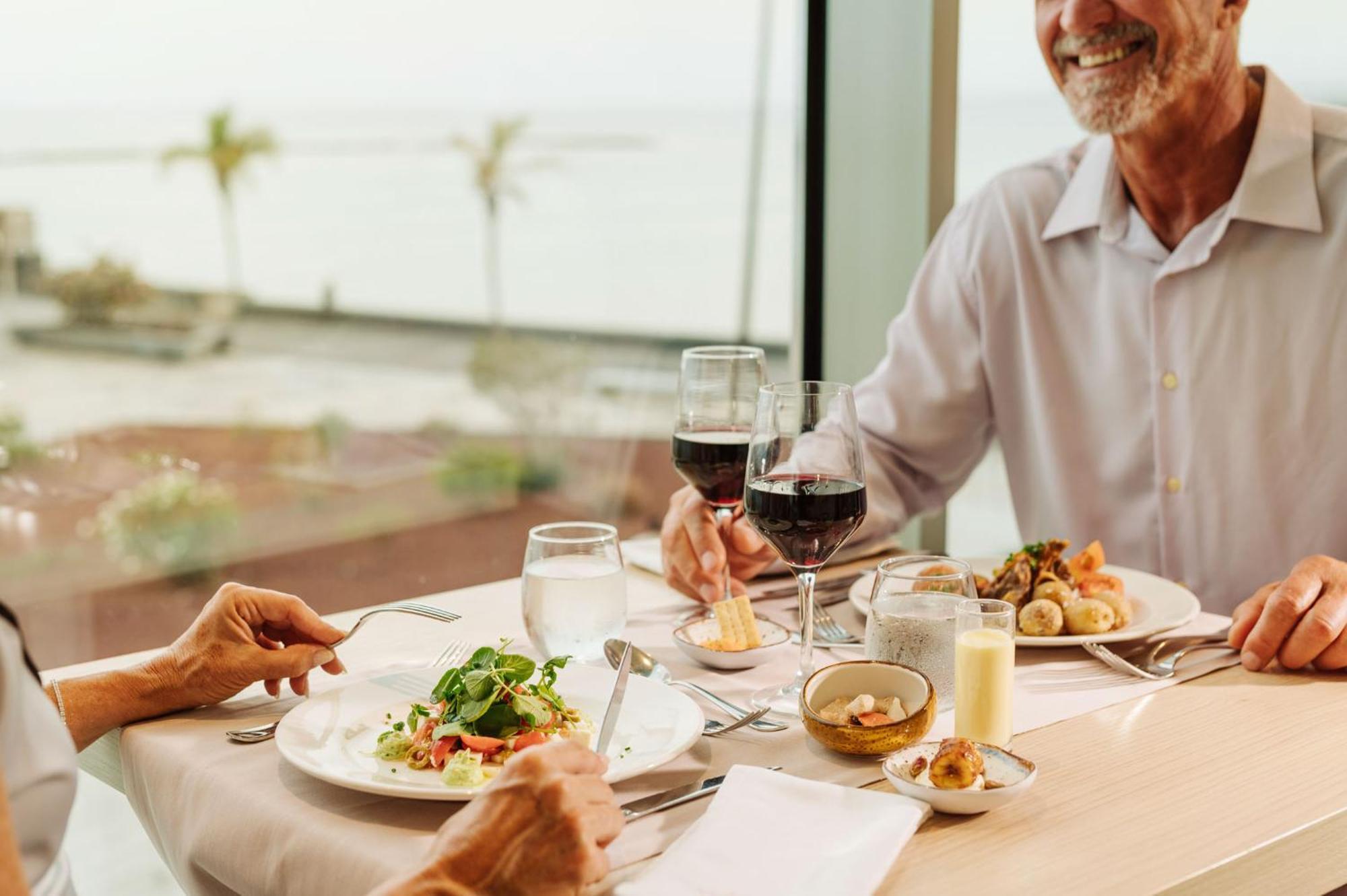 Arrecife Gran Hotel & Spa Екстериор снимка A man dining
