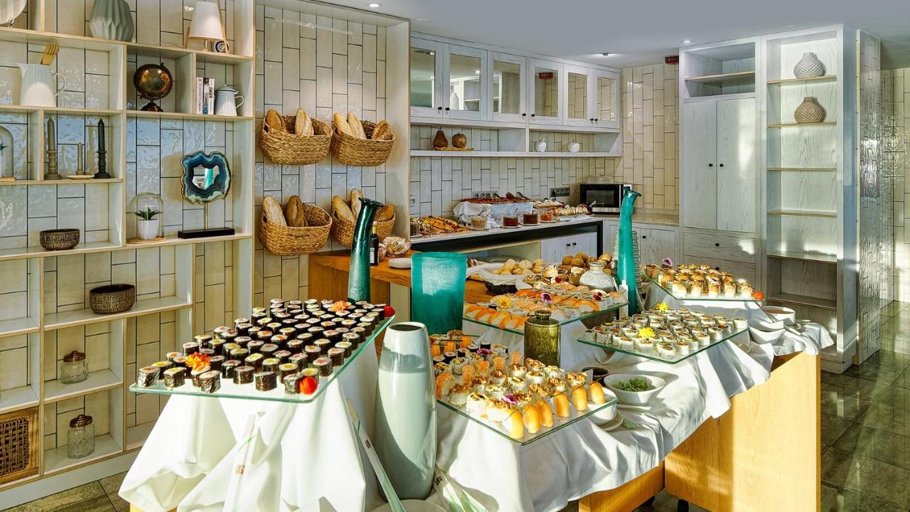 Arrecife Gran Hotel & Spa Екстериор снимка A buffet at a hotel